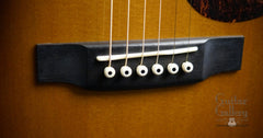 Martin 000-28ECB Sunburst guitar bridge