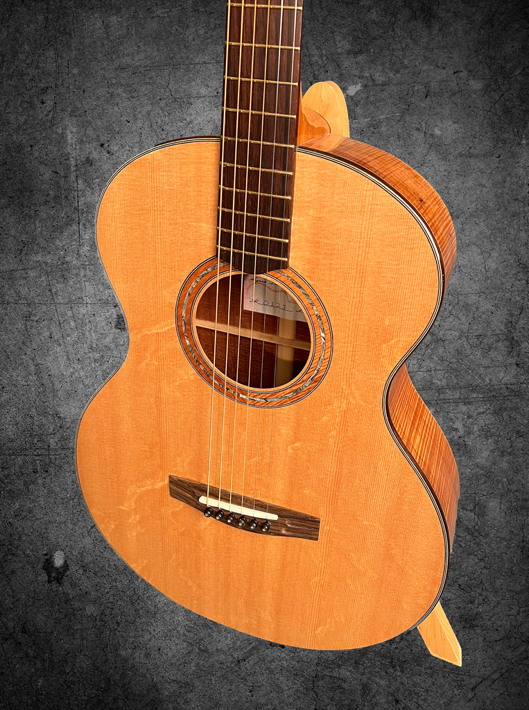 Mannix OM-12 fret guitar Bearclaw spruce top