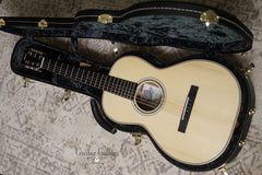 Froggy Bottom L Dlx Parlor guitar inside casse