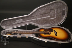 Pellerin Jumbo Guitar inside Hiscox case
