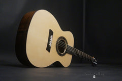Sangirardi & Cavicchi 000 guitar glam shot