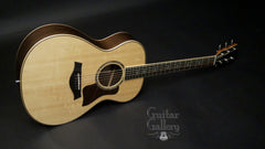 Taylor 812 guitar sitka spruce top