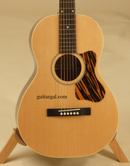 The Loar Guitar: Natural LO-216